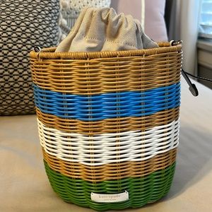 EUC Kate Spade wicker small bucket crossbody. (9.6hx7.5wx4.7d)